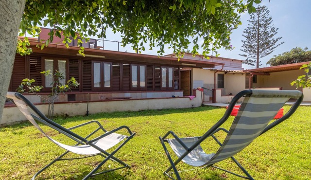 The Situation House: Your Beach Home for Groups, Just 300m from the Sea