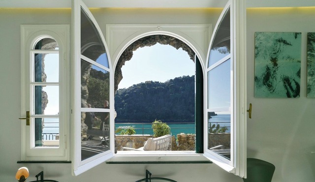 The Stone Pine House - Paraggi