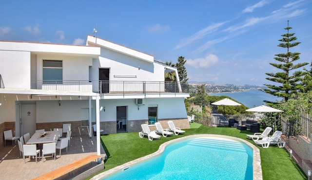 This part of a two-family house with panoramic views and private pool is located near Altavilla Mili
