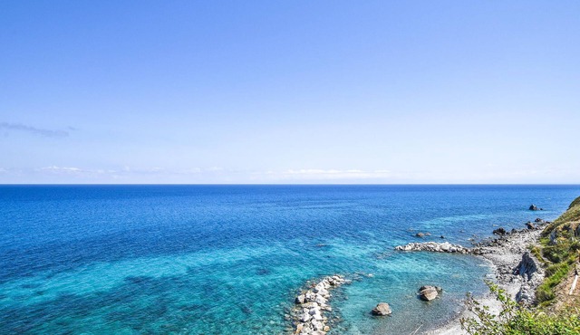 This spacious and bright apartment with sea view is furnished in original Italian style.