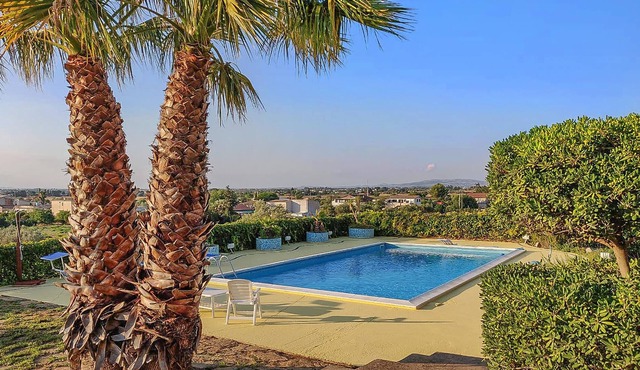 This spacious Sicilian-style vacation home with private pool is located in the middle of a 20,000 m²