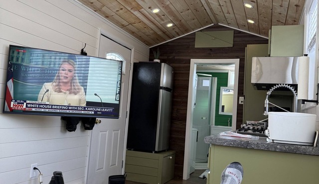 Tiny House with Bear Mountain Views. Only 25 Minutes outside of Anchorage in Anchorage
