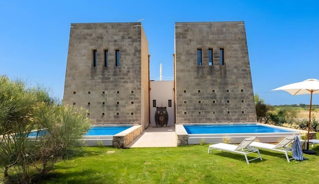 Ultra-Lux Tower Villa: Dual Pools, Near Beaches