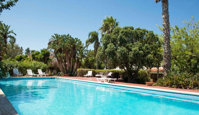 Una Scogliera sul Mare con Piscina by Wonderful Italy
