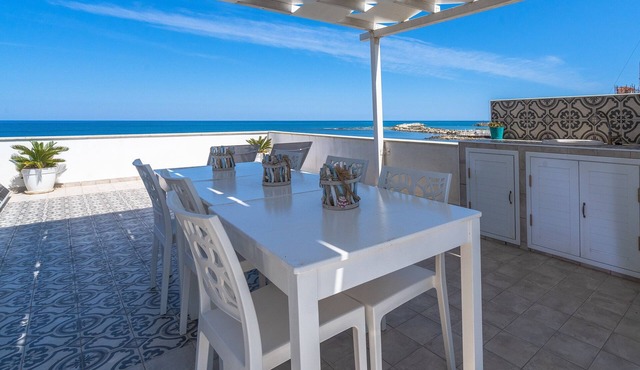 Vacation Home "La Fuga Blu Di Marzamemi" with Sea View, 2 Private Terraces & Wi-Fi