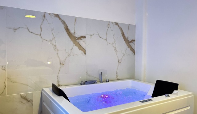 Vacation home with hot tub: exe napoli stadium apartment