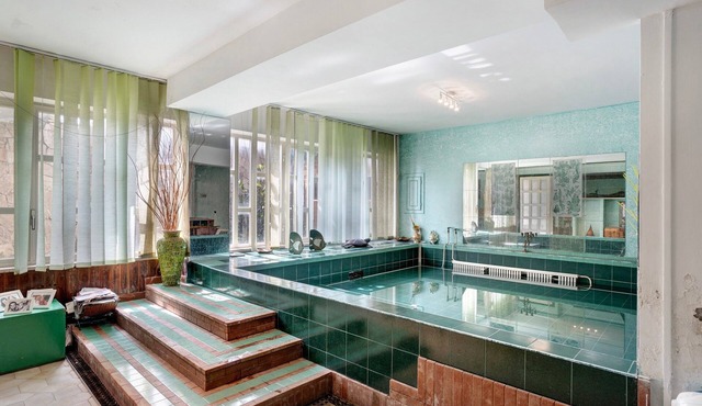 Vacation Home "Casa Vacanza il Noce" with Indoor Pool, 4 Balconies & Wi-Fi