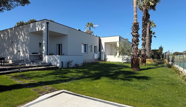 Villa with sea view, spacious areas, and guaranteed tranquility. Pets allowed.