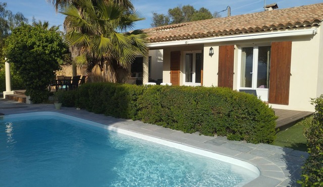 Villa 130 m2, pool and terrace, facing the sea, on 1300m2 of wooded grounds. in Hyères