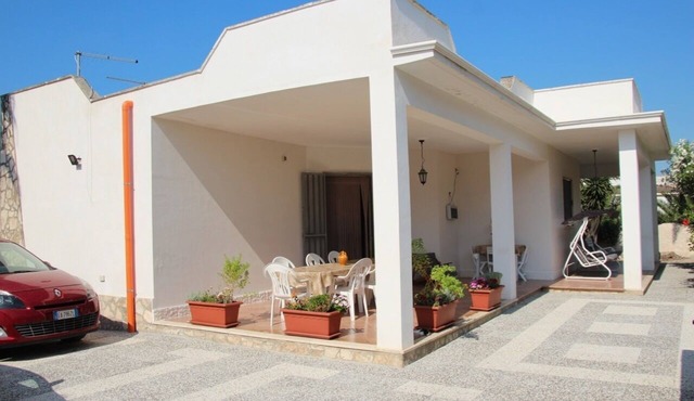 Villa 2 steps from the Ionian Sea, in the Salento, with a garden and private cou