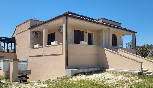 Villa 'Adg House' with Shared Terrace, Wi-Fi and Air Conditioning