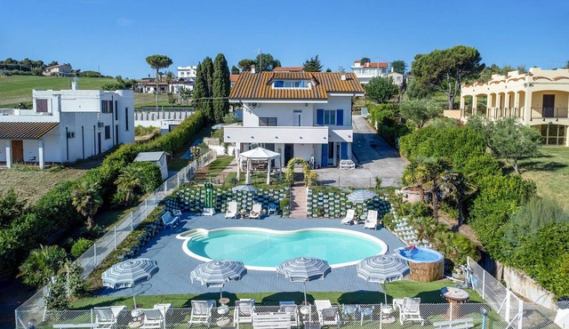 Villa Alma 8+2, Emma Villas in San Costanzo