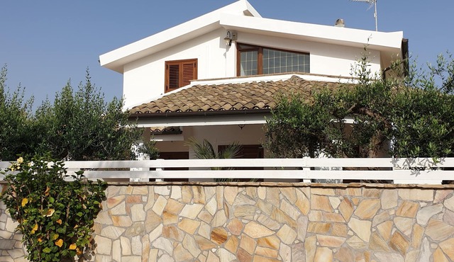 Villa Amanda a stone's throw from the sea.