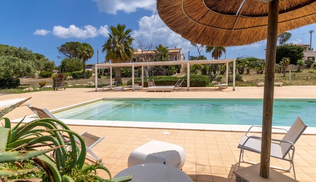 Villa 'Bianca Tra Isola E Plemmirio' with Sea View, Shared Pool and Air Conditioning
