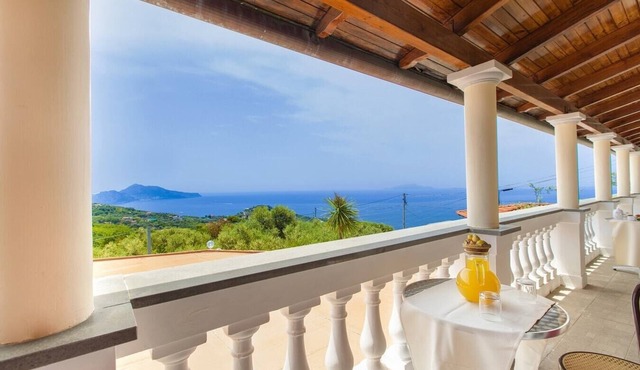 Villa Bionda, with sea views and private pool