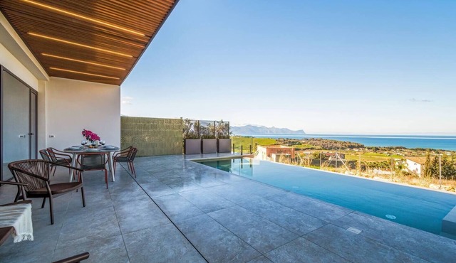 Villa Brezza: Infinity Pool with Sea View