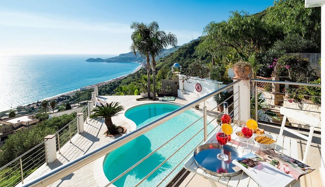 Villa Bright, Fabulous Villa With Swimming Pool Located on the Edge of Letojanni