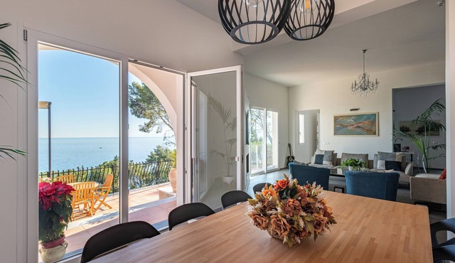 Villa by sea with breathtaking view; maximum rental duration 28 days