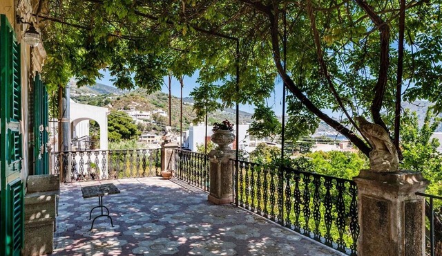 'Villa Charme' with Sea View, Private Terrace and Private Garden