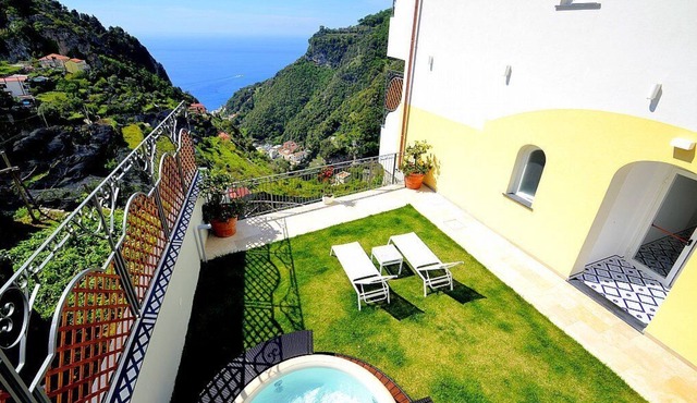 Villa Clarice E, fully refundable with voucher*: An elegant and modern studio apartment in a quiet position, located on a hillside above the sea, with Free WI-FI.