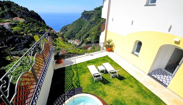 Villa Clarice F: A bright and sunny studio apartment in a quiet position, located on a hillside above the sea, with Free WI-FI.