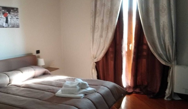 Villa con ampio parcheggio e verde intorno