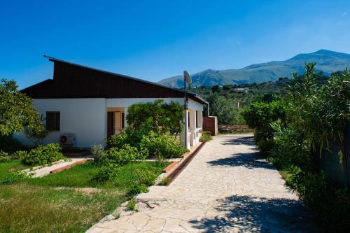 VILLA con giardino a 5 min dal mare