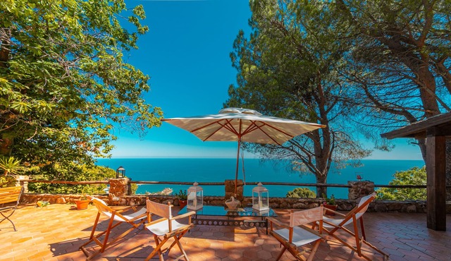 Villa dei Castagni con vista mare by Wonderful Italy