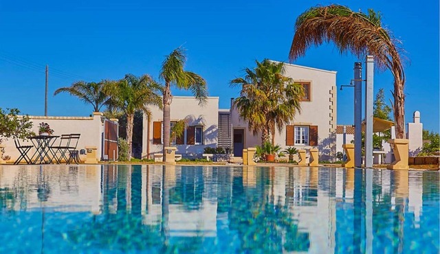 Villa del Tufo with amazing pool in Marsala