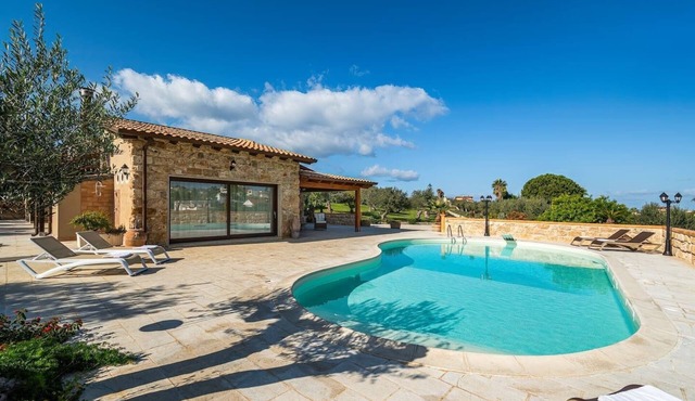 Villa DelMarmo: Salt Pool Amid Olives