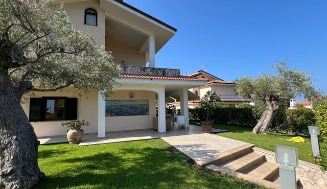 Villa 'Diamante' with Sea View, Wi-Fi and Air Conditioning