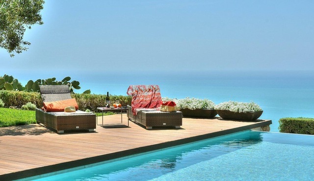 Villa Donzella Piccola, fully refundable with voucher*: An elegant and welcoming apartment that is part of a villa which faces the sun and the sea, with Free WI-FI.