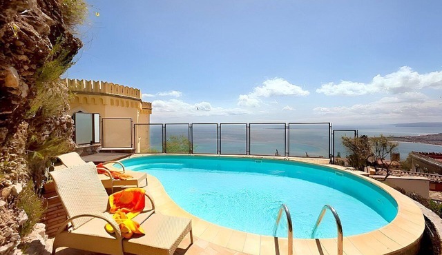 Villa Doride Piccola: An elegant and welcoming two-story villa which faces the sun and the sea, with Free WI-FI.