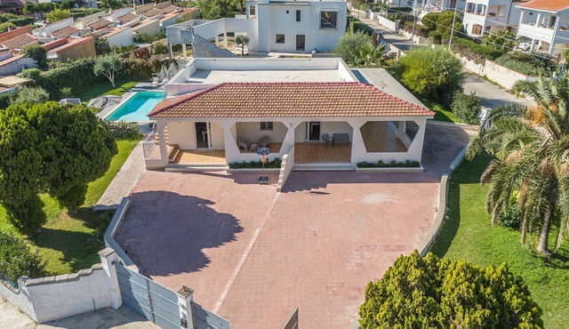 Villa 'Fontane Bianche-Private Pool' with Sea View, Wi-Fi and Air Conditioning