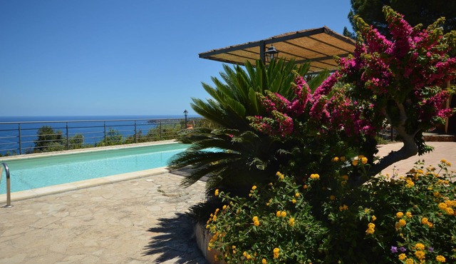 Villa for 10 people, with spectacular ocean views, 7 km from Cefalù