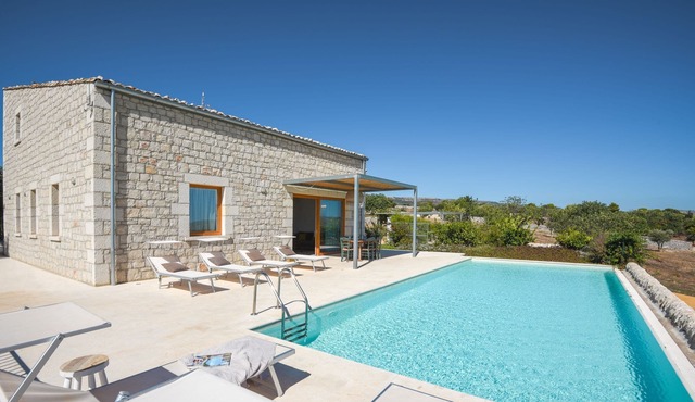 Villa for families, wheelchair accessible, private pool, garden, bbq, free wi-fi