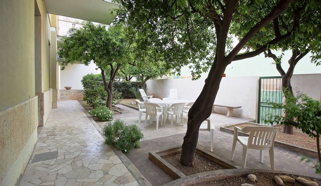 VILLA GIOVE. Prestigious and very spacious Sicilian house with exclusive garden