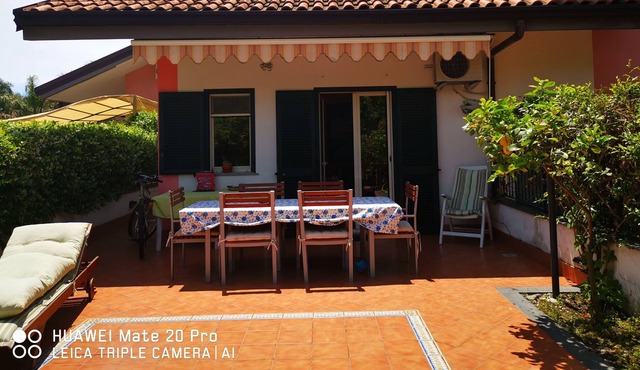 Villa Gisa, 30 meters from the sea with Etna view
