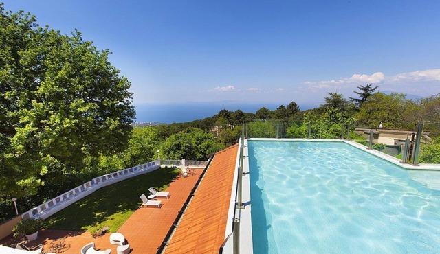 Villa Godiva: A splendid and luminous two-story villa located on a hillside, facing the sea, with Free WI-FI.