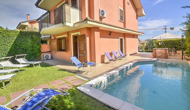Villa il Pino - Six Bedroom Villa, Sleeps 16