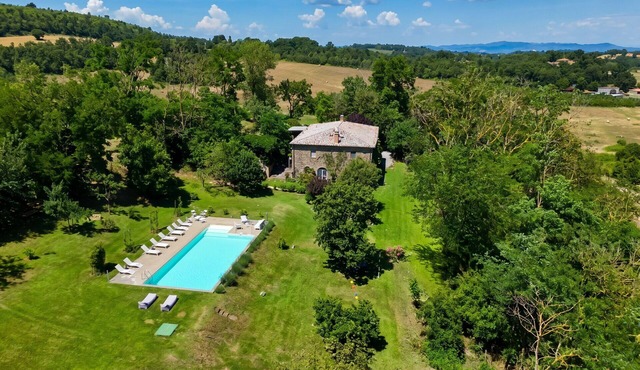 Villa in Lake Bolsena with 5 bedrooms sleeps 18