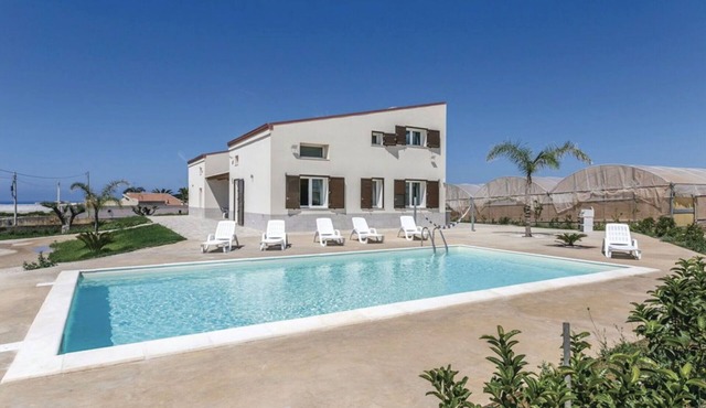Villa in Marina Di Ragusa with 5 bedrooms sleeps 13