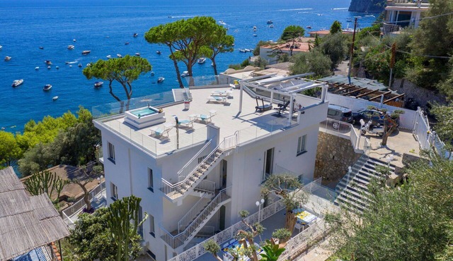 Villa in Nerano with 6 bedrooms sleeps 12