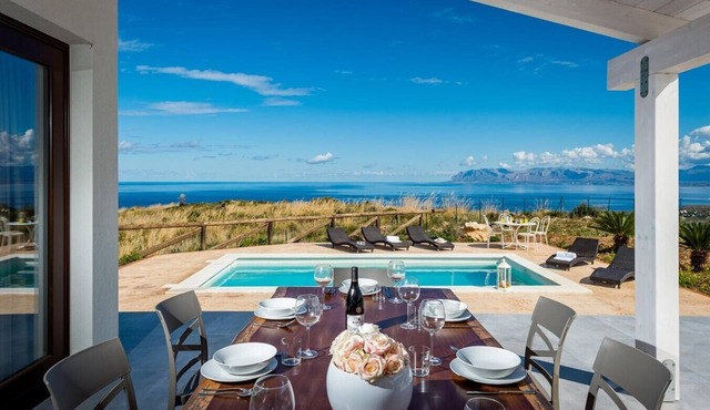 Villa Del Golfo - villa with pool and sea views