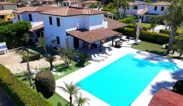 VILLA OXIDIANA with Private Pool and Garden