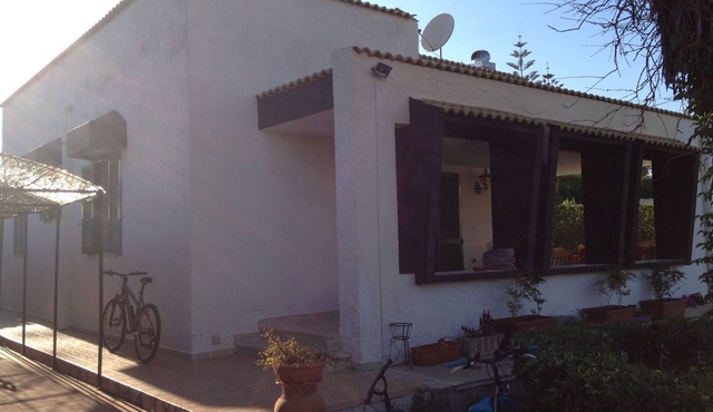 Villa with 3 bedrooms and large garden a few meters from the sea.
