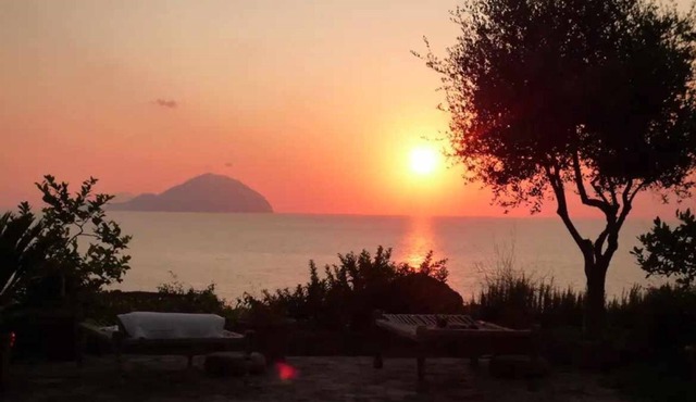 Villa La Vigna, in the bay of Pollara, with swimming pool