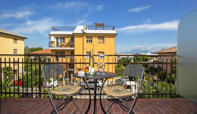 Villa Mimosa Near Desenzano Old Town Apt 2 Parking, A/C, WiFi, Desenzano Del Garda, Italy