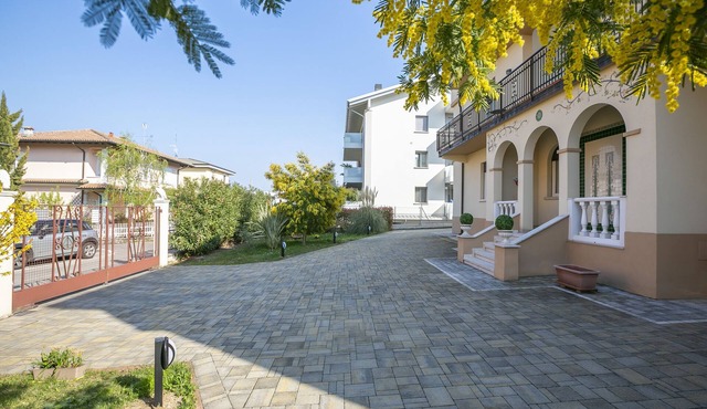 Villa Mimosa Near Desenzano Old Town Apt 1 Parking, A/C, WiFi, Desenzano Del Garda, Italy