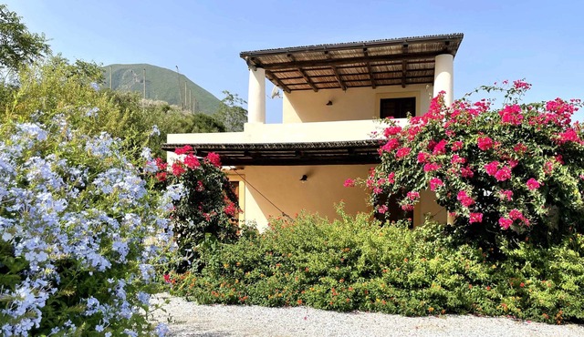 Villa Mimosa - with large garden and sea view